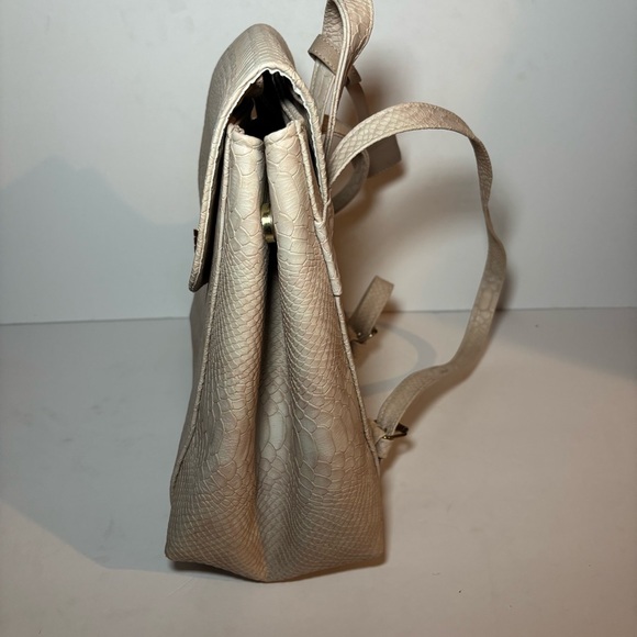 Chic Beige Textured Backpack - Picture 3 of 6